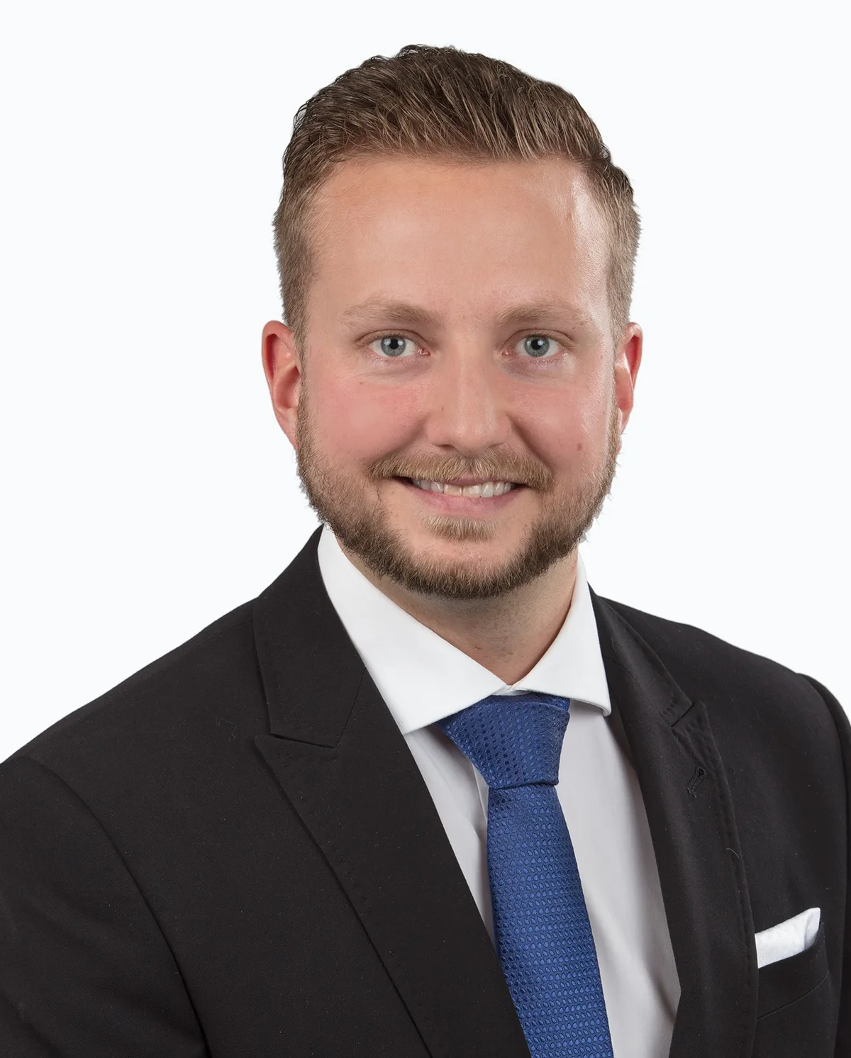 Silvan Dürst, SVP-Gemeinderat in Uster und Mitglied der Sicherheitskommission. Ein junger Mann mit Bart, blonden Haaren und blauen Augen lächelt in die Kamera.